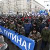 V Moskvě demonstrují desetitisíce Putinových přívrženců