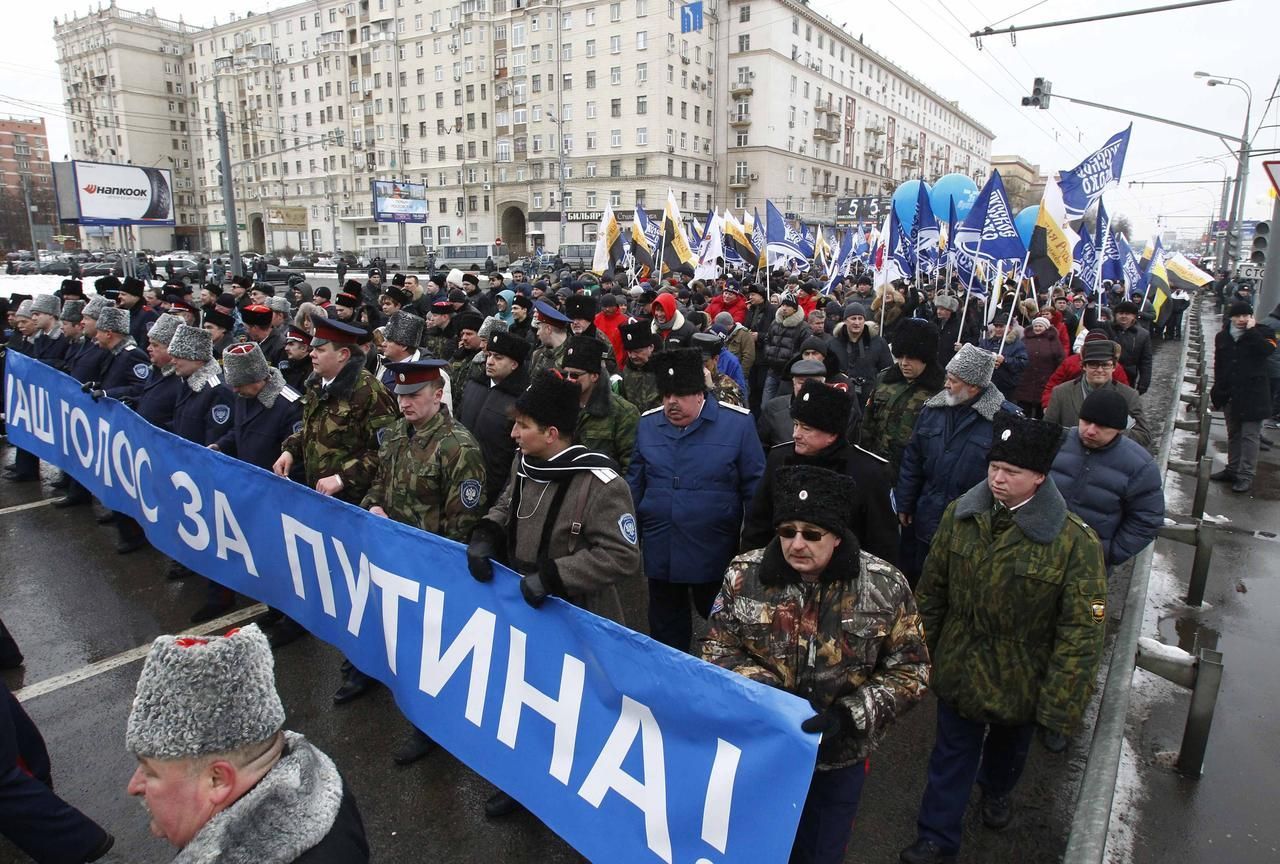 V Moskvě demonstrují desetitisíce Putinových přívrženců