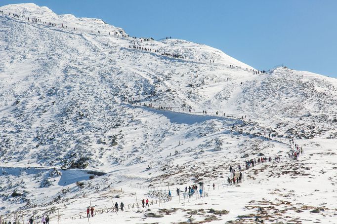 Krkonošský národního park se dlouhodobě potýká s obrovským počtem turistů. Záběr na zástupy lidí šplhající na Sněžku v zimním období. Foto z roku 2022.