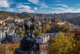 Krajská metropole Karlovy Vary má co nabídnout i mimo zde tradičně konaný mezinárodní filmový festival. Největší rozvoj lázeňského města přišel v 19. století. Lázeňská města byla v Evropě jedinými místy, která kulturně konkurovala velkým metropolím, stala se zdrojem umělecké i politické inspirace.