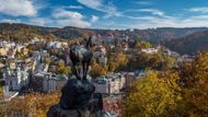 Krajská metropole Karlovy Vary má co nabídnout i mimo zde tradičně konaný mezinárodní filmový festival. Největší rozvoj lázeňského města přišel v 19. století. Lázeňská města byla v Evropě jedinými místy, která kulturně konkurovala velkým metropolím, stala se zdrojem umělecké i politické inspirace.