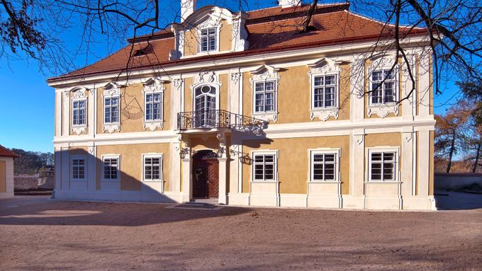 Barokní zámek Panenské Břežany