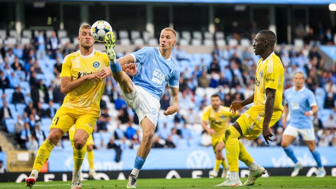 Daniel Gudjohnsen z Malmö bojuje o míč s Janem Králem