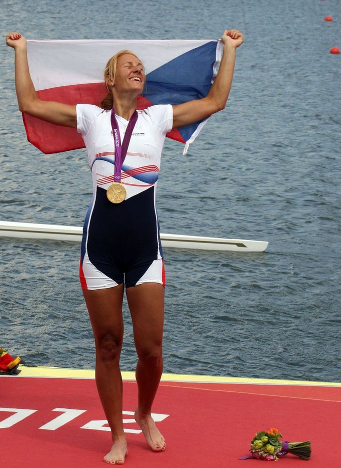 Česká veslařka Miroslava Knapková slaví zlatou medaili na OH 2012 v Londýně.