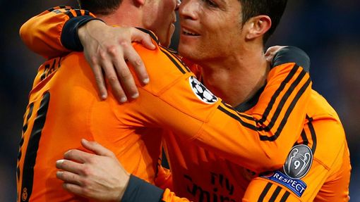 Gareth Bale a Cristiano Ronaldo slaví gól v Lize mistrů proti Schalke 04