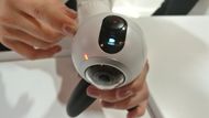 Samsung Gear 360: Kamerky schopné zaznamenat prostorové video budou nejspíše hit letošního roku, spolu s virtuálními helmami nebo hledími včetně papírového Google Cardboardu, který stojí asi 200 korun. Právě obraz z kamerek jako je Gear 360 nabídne zajímavý a snadno dostupný obsah pro Cardboard nebo helmu Gear VR od Samsungu. Podobnou kamerku ukázalo i LG, ale Samsung má podle našich prvních dojmů kvalitnější výstupy.