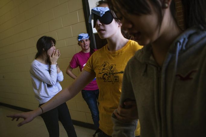 Students from the University of Illinois at Urbana-Champaign learn how to guide a blind person during a simulation exercise at the World Services for the Blind (WSB) in Little Rock, Arkansas January 6, 2013. The WSB is a rehabilitation center for the blind or visually impaired which offers life skills and career training programs designed to help those enrolled achieve sustainable independence. Picture taken on January 6, 2013. REUTERS/Gaia Squarci (UNITED STATES - Tags: HEALTH EDUCATION SOCIETY) Published: Dub. 26, 2013, 2:19 odp.