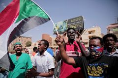 V Súdánu proti vojenskému převratu protestují statisíce lidí, dva zemřeli