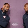 Američtí basketbalisté Kobe Bryant a LeBron James během tiskové konference před zahájením OH 2012 v Londýně.