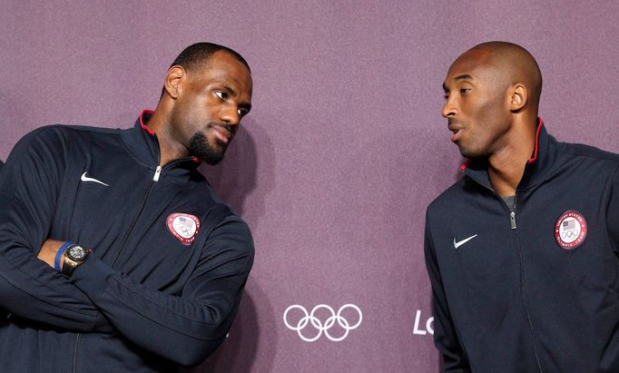 Američtí basketbalisté Kobe Bryant a LeBron James během tiskové konference před zahájením OH 2012 v Londýně.