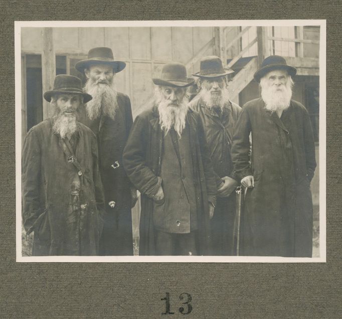 Aranžovaná fotografie židovských uprchlíků v barákovém táboře v Německém (dnes Havlíčkově) Brodu 1915-1917.