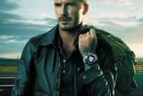 Fotbalista David Beckham se často objevuje v různých reklamách, tentokrát propůjčil svůj obličej a levou ruku luxusním švýcarským hodinkám Transocean Chronograph Unitime.