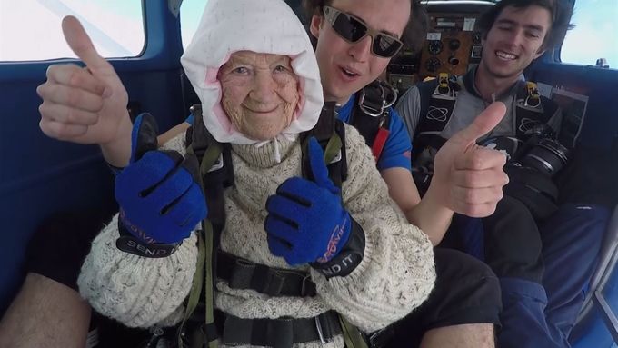 Stařenka skočila padákem pro charitu. Je jí 102 let