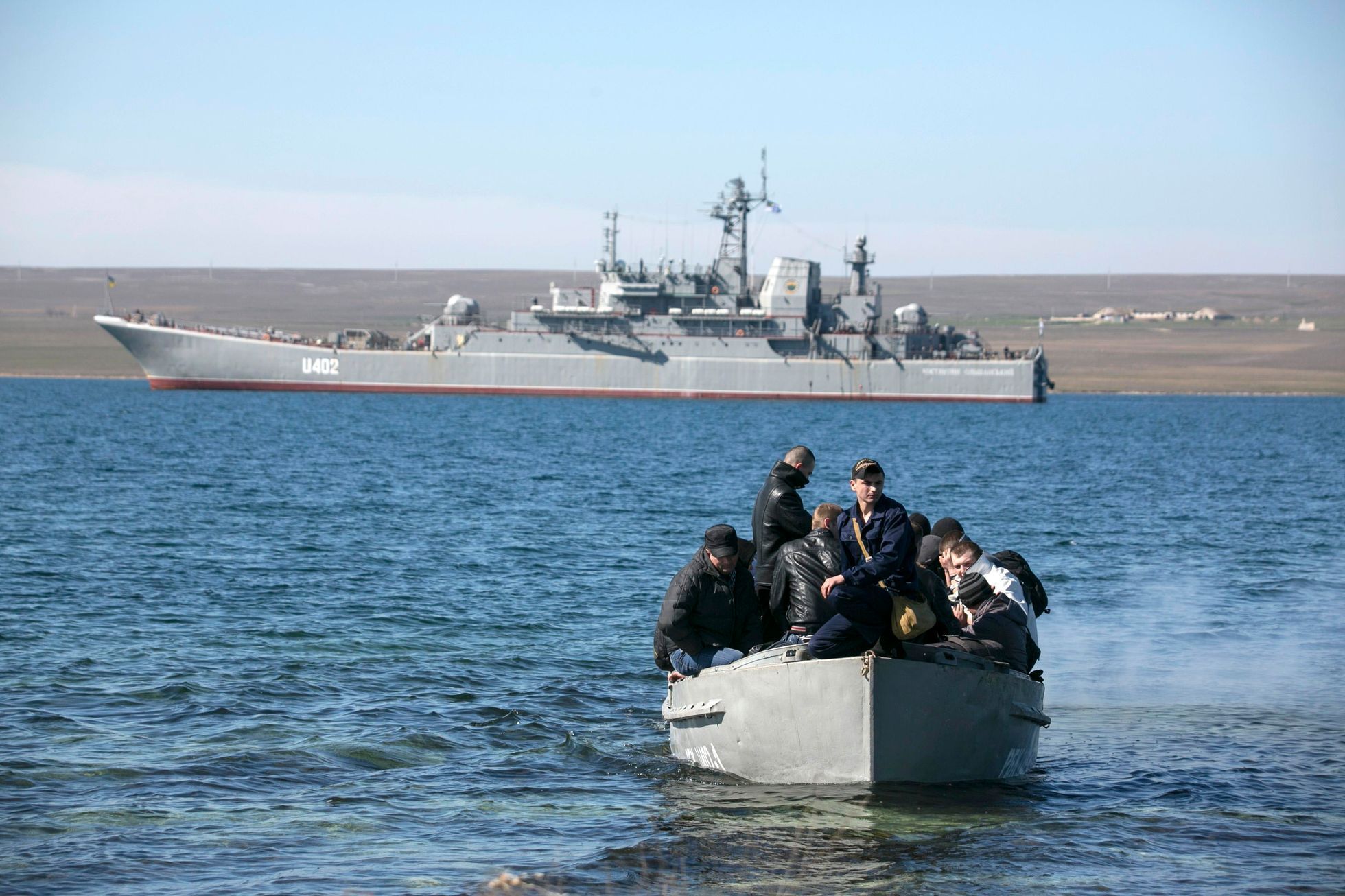Ukrajinští námořníci opouštějí blokovanou ukrajinskou loď Konstantin Olšansky kotvící u břehů Krymu.
