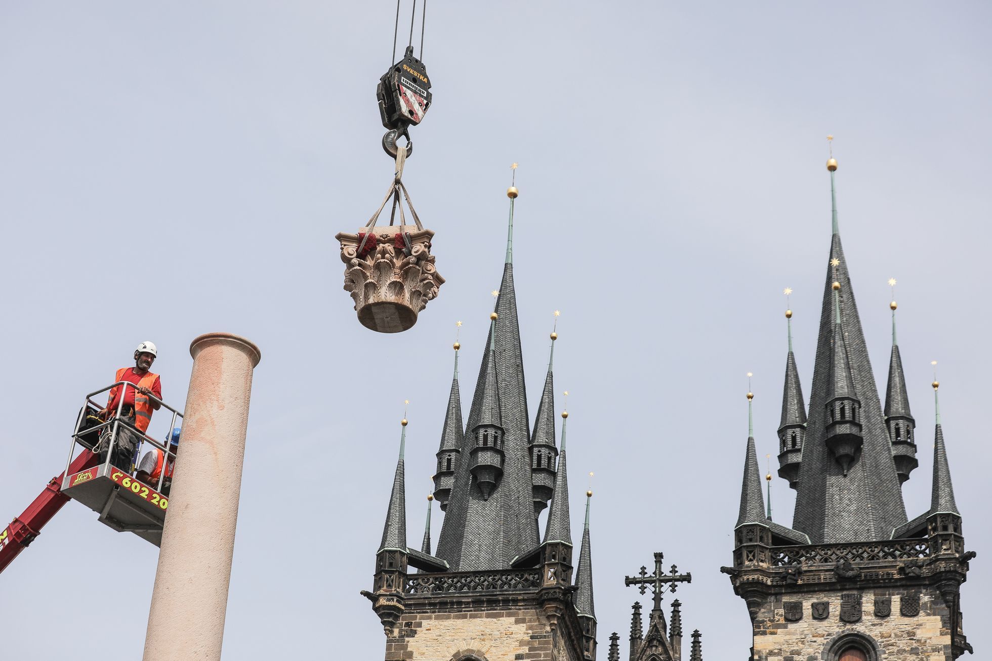 Stavba Mariánský sloup, Staroměstské náměstí, sochař Petr Váňa