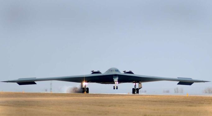 Americká armáda v neděli potvrdila, že tři americké strategické bombardéry B-2 s technologií "stealth", které jsou běžnými radary neviditelné, shodily na libyjskou základnu čtyřicet bomb.