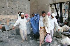 Výbuch muniční továrny v Jemenu zabil přes sto lidí