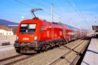 Psychicky nemocný muž nožem zranil ve vlaku v Rakousku dva cestující, cítil se ohrožený mobilem