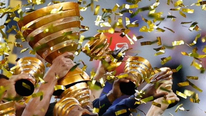 Fotbalisté týmu PSG s trofejí pro vítěze francouzského Ligového poháru
