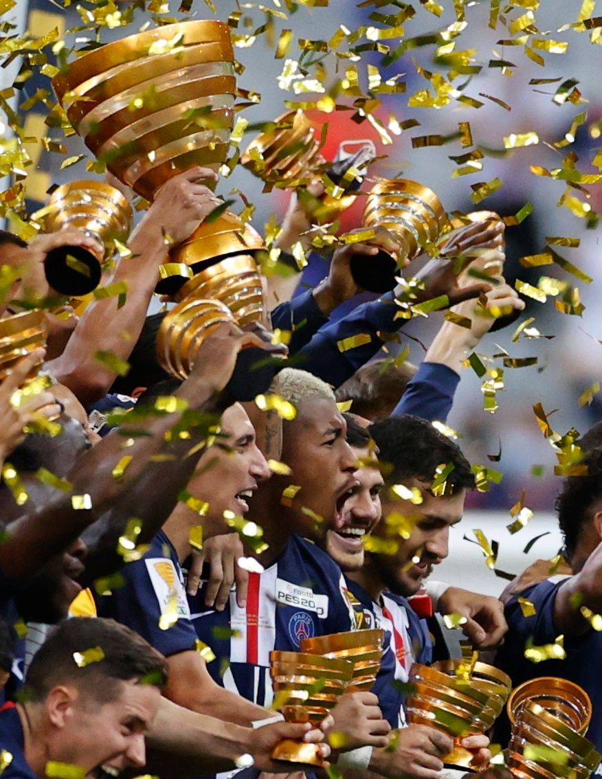 fotbal, francouzský Ligový pohár 2019/2020, hráči Paris St. Germain s trofejí