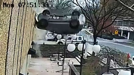 Žena při parkování spadla se svým audi ze čtvrtého patra