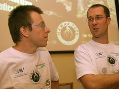 Jiří Bruthans (vlevo) a Michal Filippi povedou letošní expedici. Její plány prezentovali v pátek na tiskové konferenci v Praze.