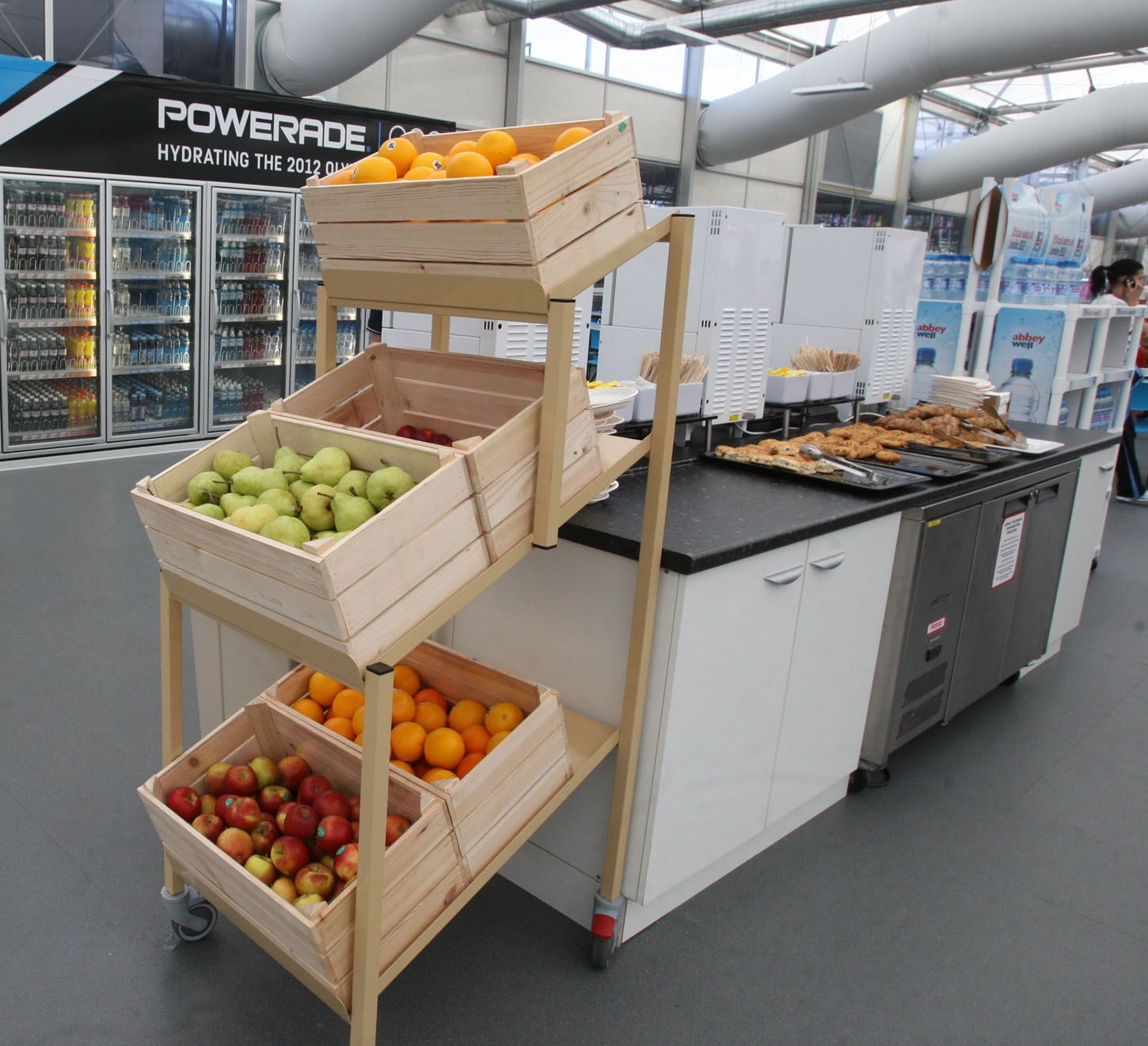 Jídelna v olympijské vesnici den před Olympijskými hrami 2012.