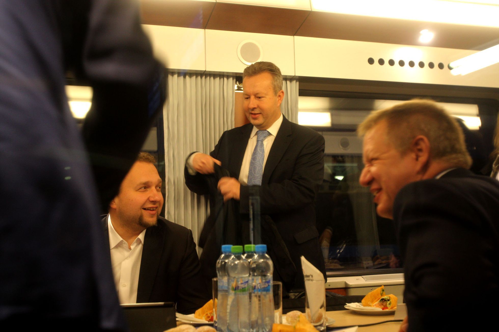 Vláda jede vlakem do Ústí prolomit limity