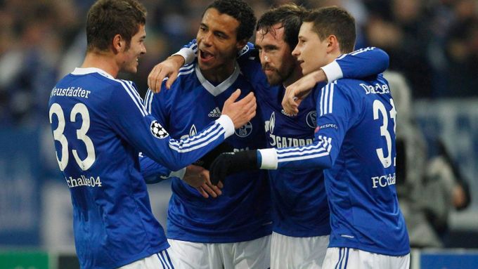 Fotbalisté Schalke se radují z jedné ze svých pěti branek. Ty jim málem ale na výhru nestačily