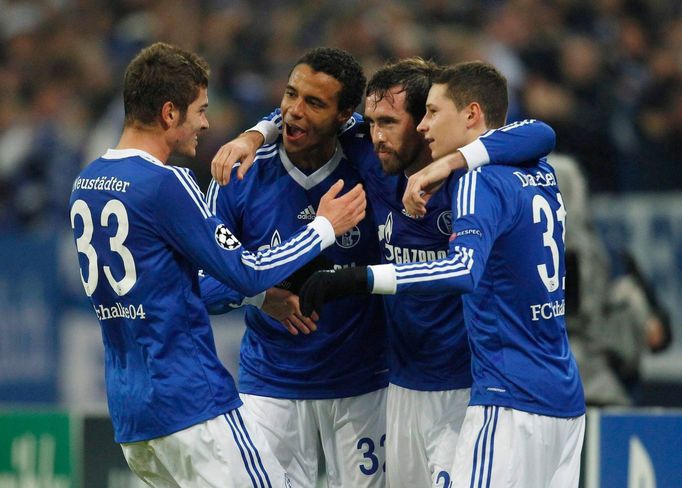 Fotbalista Schalke 04 Christian Fuchs (druhý zprava) slaví gól v utkání Ligy mistrů 2012/13 proti Olympiakosu Pireus.