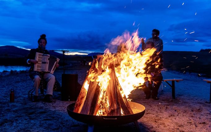 Zahájení divadelního festivalu Kult na jezeře Milada nedaleko Ústí nad Labem.