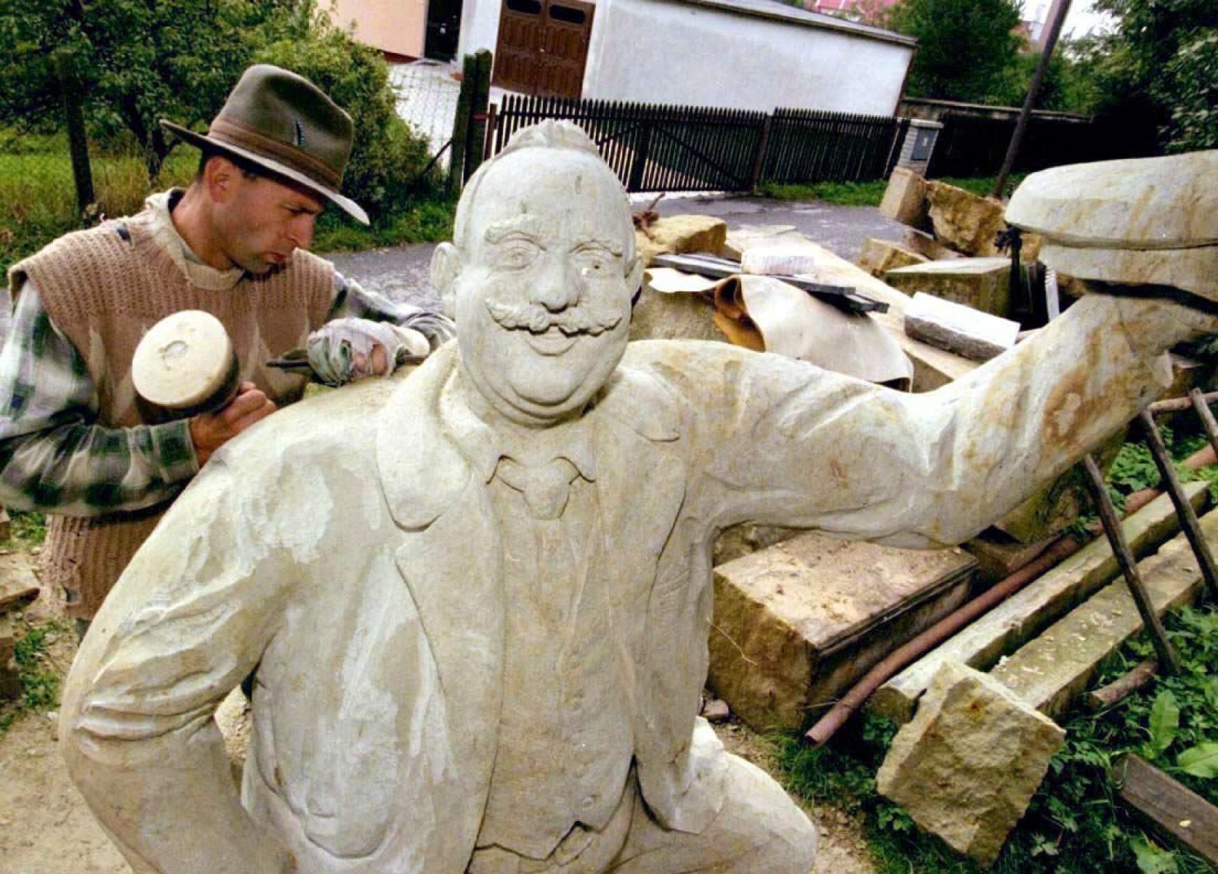 Stanislav Lach vytváří sochu Jana Welzla, 1998