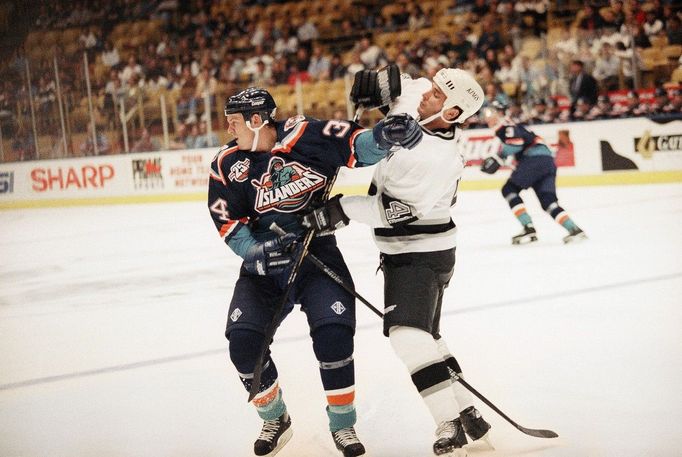 Bryan Berard (New York Islanders) v souboji s Brentem Grievem z Los Angeles.