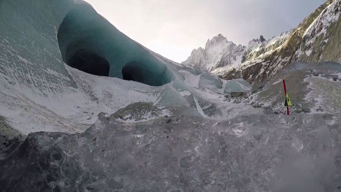 Ledovec Mar de Glace na severní straně Mont Blancu se za poslední roky ztenčil o desítky metrů.