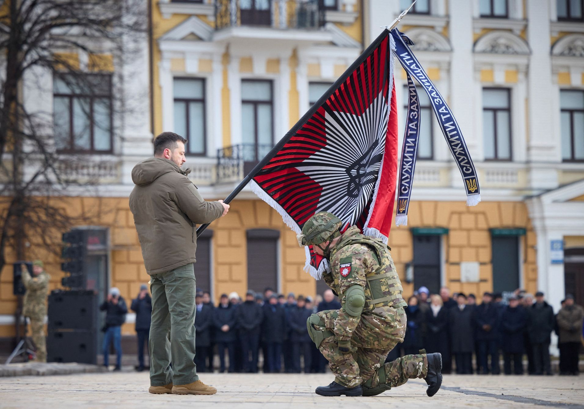 Ukrajinský prezident Volodymyr Zelenskyj na ceremonii k uctění památky obětí ruské invaze.