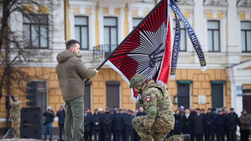 Ukrajinský prezident Volodymyr Zelenskyj na ceremonii k uctění památky obětí ruské invaze.