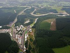 Letecký pohled na okruh ve Spa-Francorchamps, který musí projít rekonstrukcí.