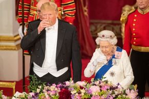Trump dostal v Británii druhou šanci. Naposledy si u královny uřízl pořádnou ostudu