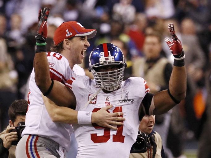 Eli Manning (vlevo) a Justin Tuck se radují z vítězství