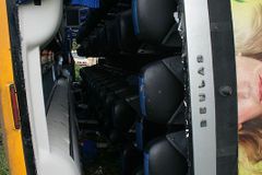 Náledí v Británii. Autobus spadl ze srázu, dva mrtví