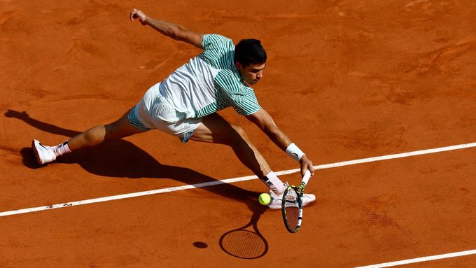 Do svého zranění dával Carlos Alcaraz v semifinále French Open Novaku Djokovičovi pořádně zabrat.