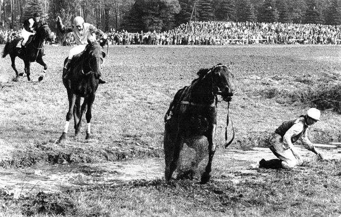 Velká pardubická - historický snímek