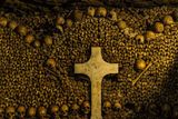 Pařížské katakomby – Pod romantickou Paříží se rozkládá podzemní síť katakomb, která byla koncem 18. století vybudována jako obří hrob pro několik milionů lidí. Dělo se tak z důvodu přeplněnosti tamních hřbitovů, z nichž hrozilo rozšíření nákazy. Lidské kosti dnes tvoří výzdobu chodeb, která je doplněná náboženskými verši a vzkazy mrtvým. Až 187 kilometrů katakomb se nachází 20 metrů pod povrchem a hluboko pod kanalizací i tubusy metra. Přestože se říká, že tu straší a ozývá se křik mrtvých, ročně sem zavítá přes půl milionu návštěvníků.