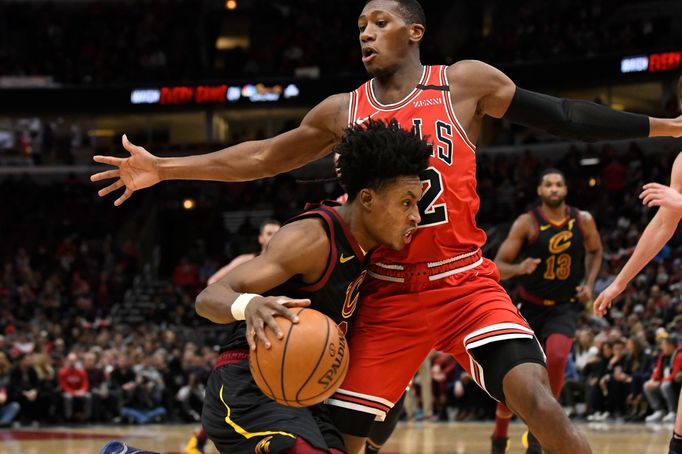 NBA 2019/20, Chicago - Cleveland: Collin Sexton (s míčem) a Kris Dunn.