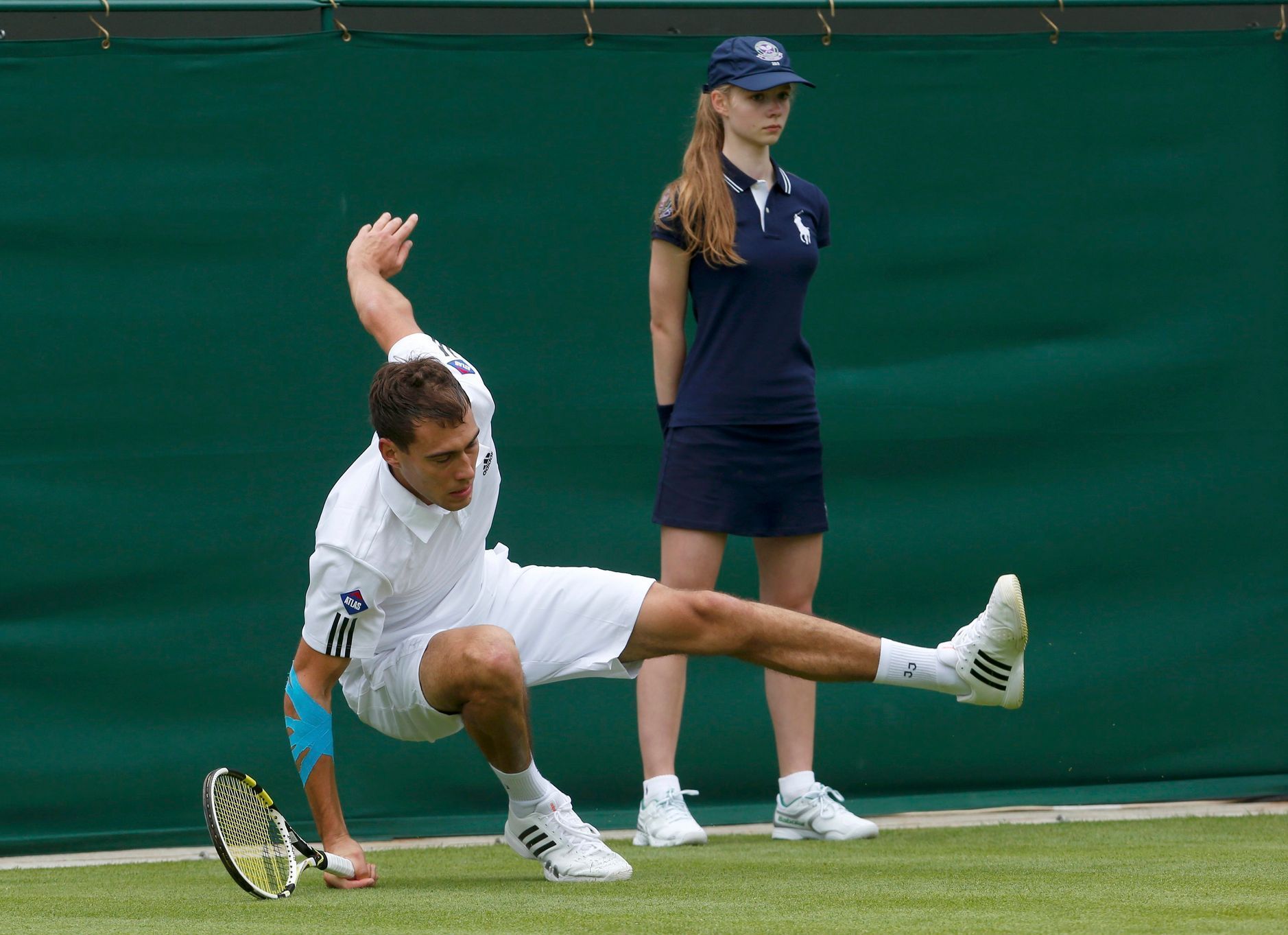 Jerzy Janowicz padá na Wimbledonu 2013