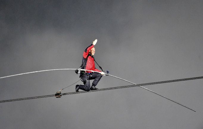 Kaskadér Nik Wallenda přešel po laně Niagarské vodopády.