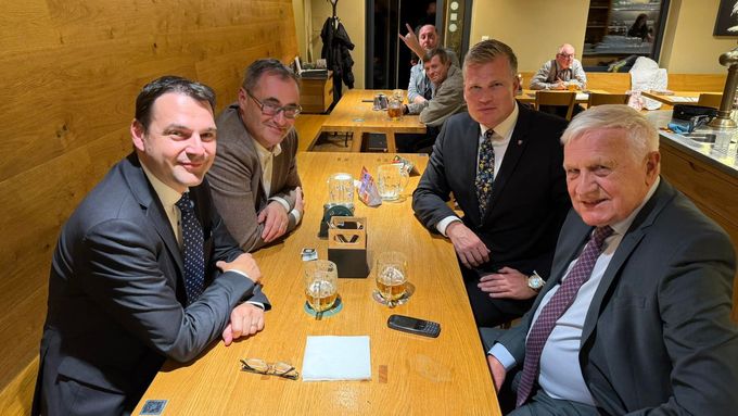 Europoslanec Filip Turek byl po volbách na pivu s bývalým prezidentem Václavem Klausem v restauraci U Blekotů. Na místě byli i Petr Macinka a Boris Šťastný.