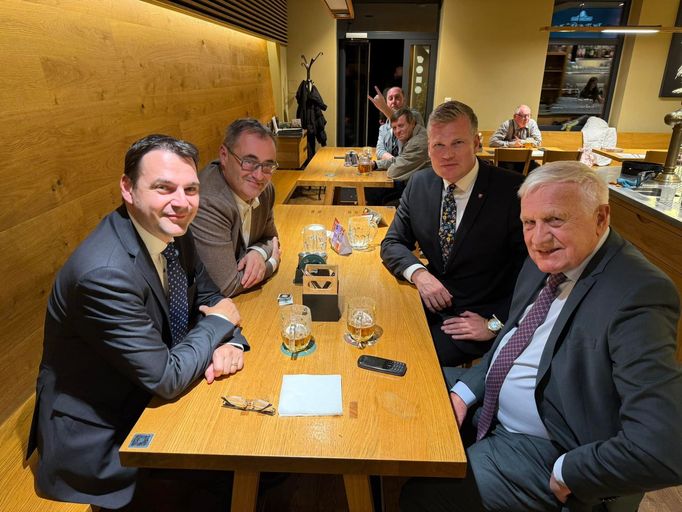 Europoslanec Filip Turek byl po volbách na pivu s bývalým prezidentem Václavem Klausem v restauraci U Blekotů. Na místě byli i Petr Macinka a Boris Šťastný.