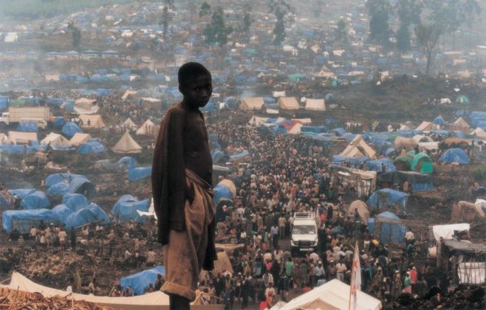 Fotografie roku 1995. Rwandský uprchlík, tábor Katala. Fotografie je ze série Uprchlické tábory v Zairu a Tanzánii, léto 1994. Nepřátelství mezi hutskými a tutsijskými skupinami obyvatel ve Rwandě vedlo k masovému exodu lidí pokoušejících se uniknout před násilím.