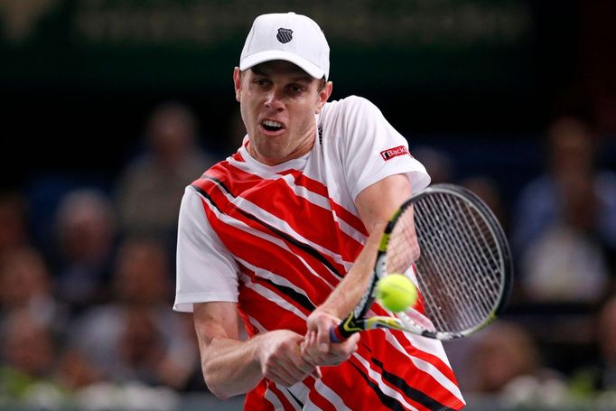 Americký tenista Sam Querrey v utkání proti Srbovi Novaku Djokovičovi na turnaji Masters 2012 v Paříži.